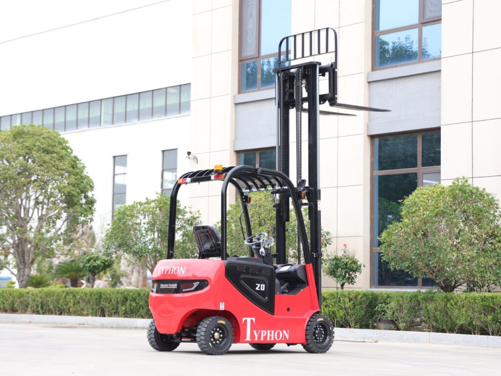 TYPHON electric forklift extends height